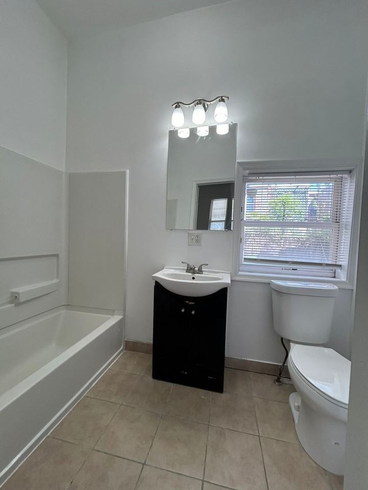 2225 N 17th St #1 - Photo 5 of 23