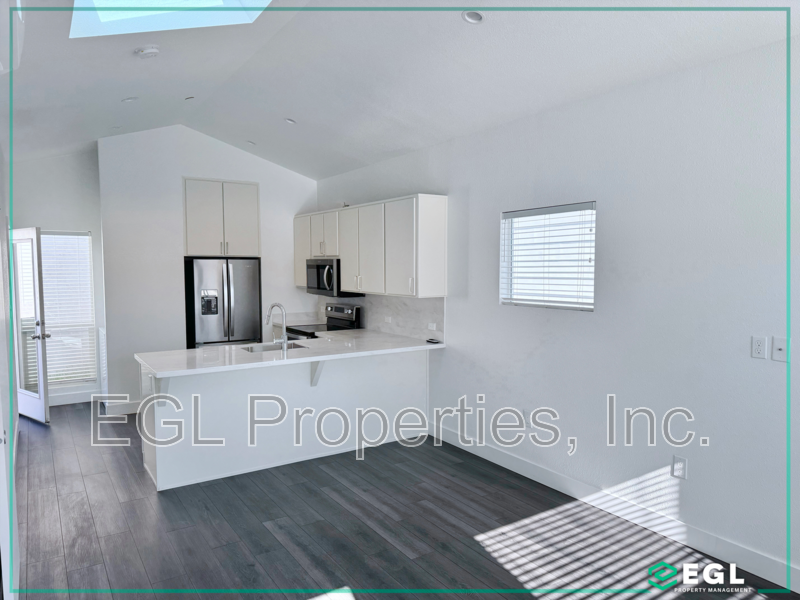 3037 1/2 S Bronson Ave - Photo 2 of 14