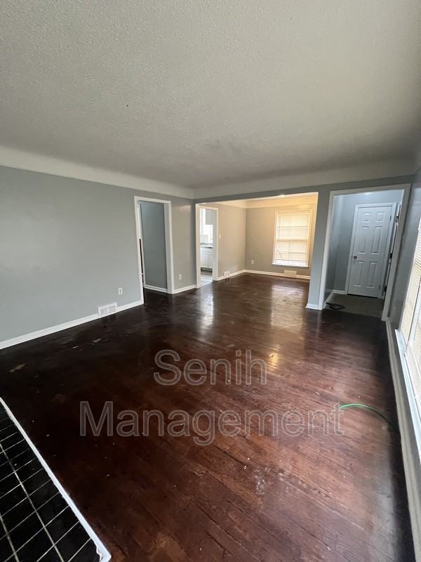 7334 Thatcher St - Photo 2 of 11