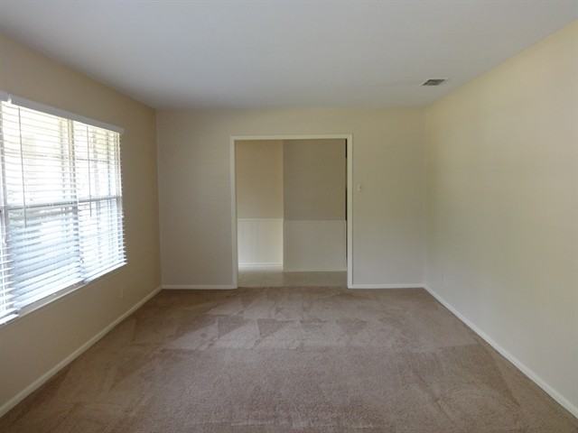 734 Rocklyn Dr - Photo 3 of 15