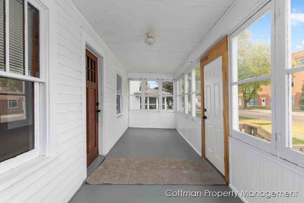 910 Sibley St Nw - Photo 3 of 20