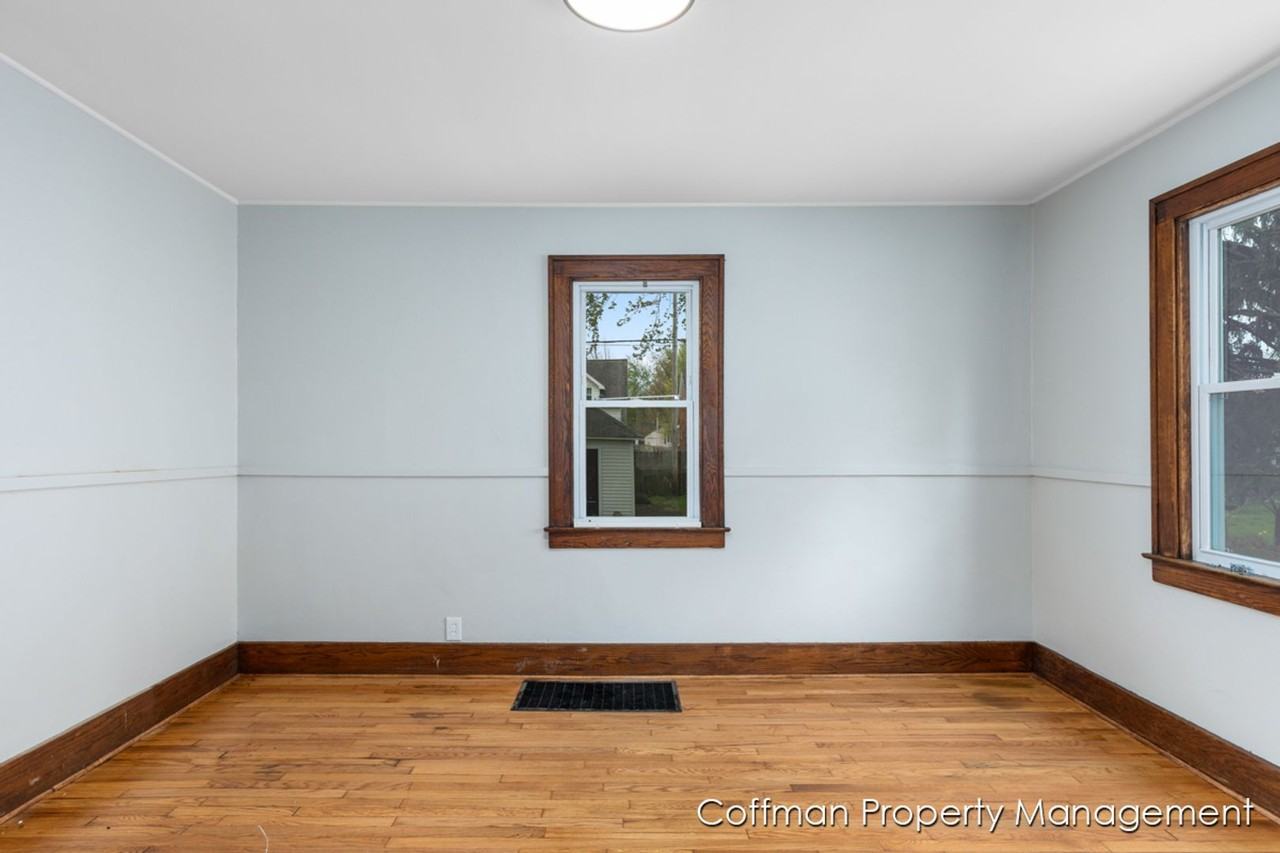 910 Sibley St Nw - Photo 6 of 20