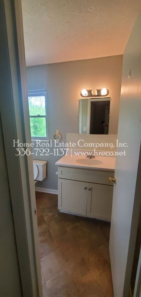 3463 Valley Rd - Photo 3 of 9