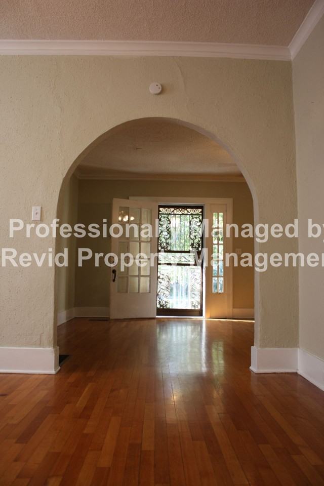 1820 Forest Ave - Photo 4 of 23