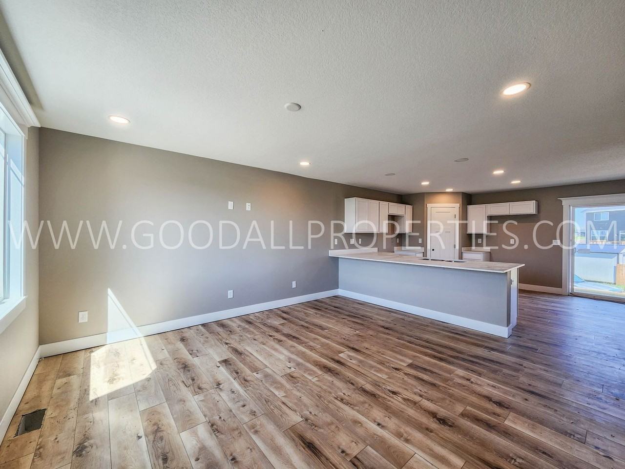 295 Nw Morgan Ct - Photo 2 of 37