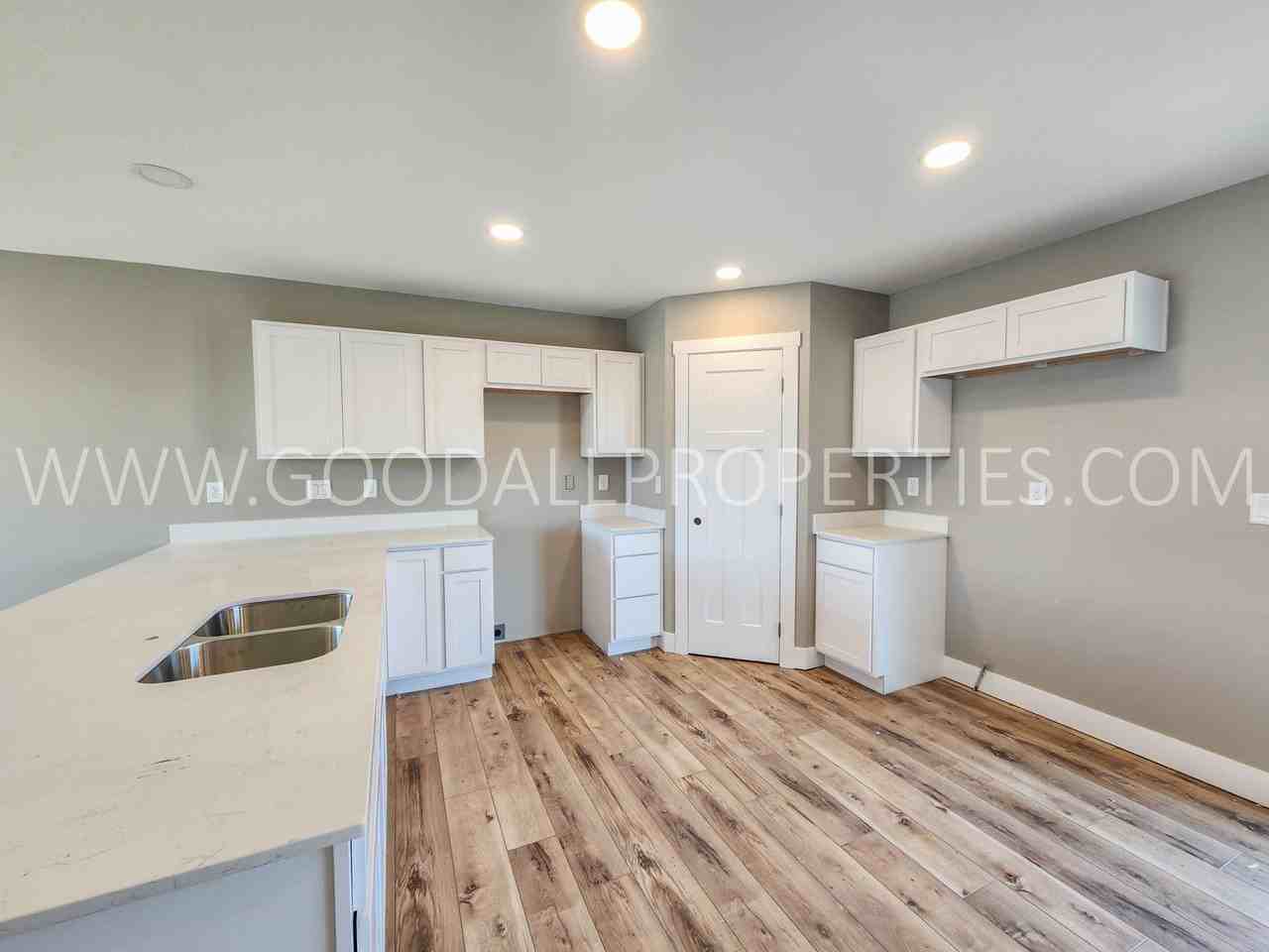 295 Nw Morgan Ct - Photo 5 of 37