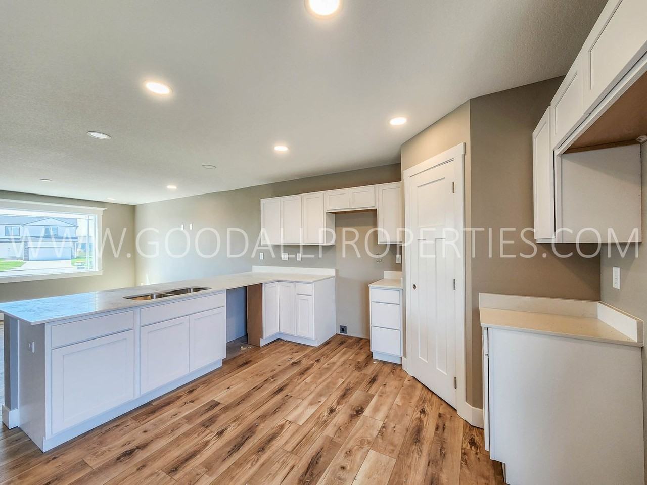 295 Nw Morgan Ct - Photo 3 of 37