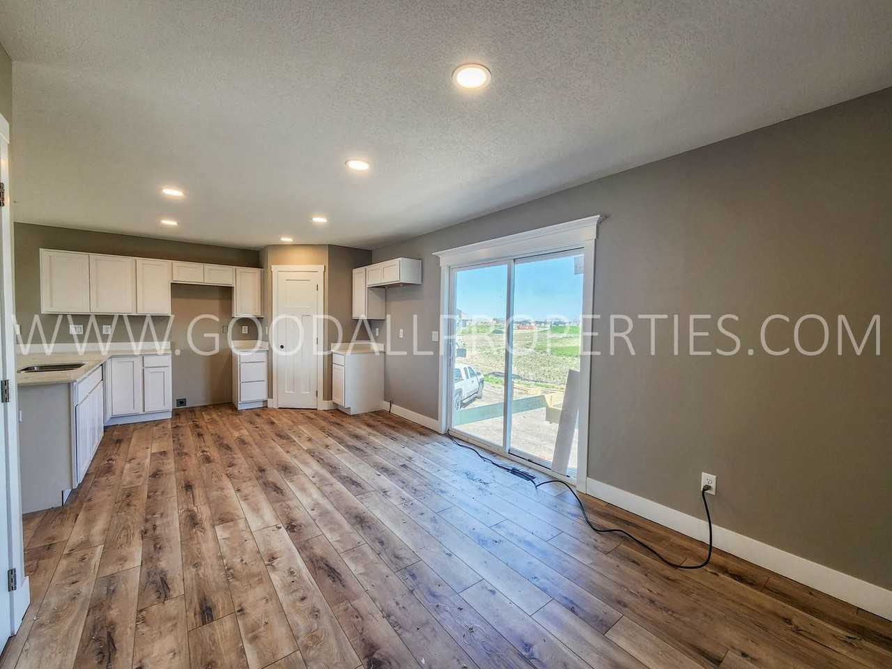 295 Nw Morgan Ct - Photo 7 of 37