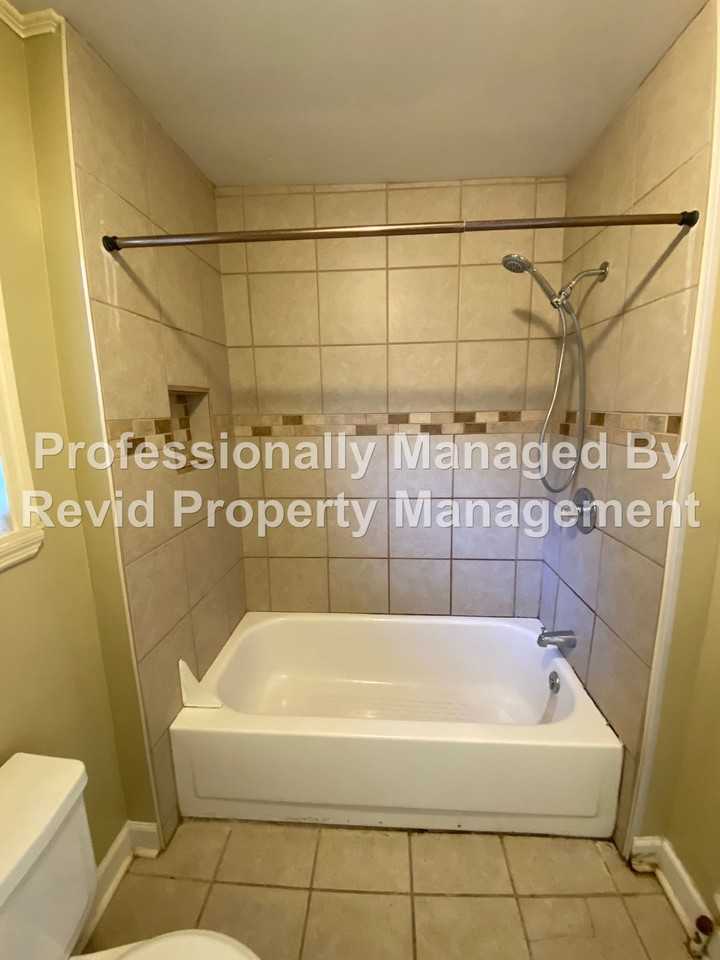 2164 Harbert Ave - Photo 4 of 32