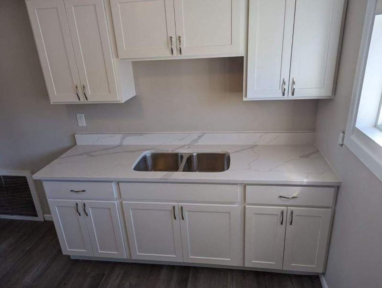 500 S Lawrence St - Photo 3 of 7