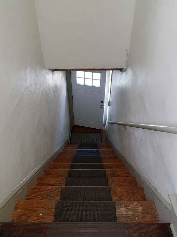 1225 W 8th St - Photo 2 of 12