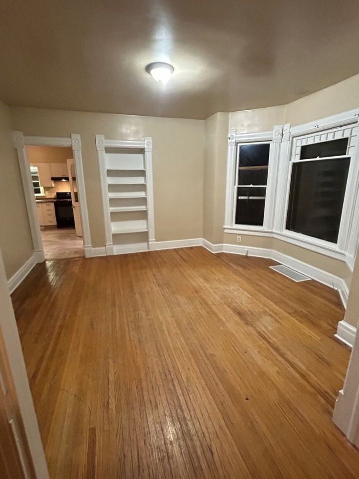 559 Hawkinson Ave - Photo 3 of 13