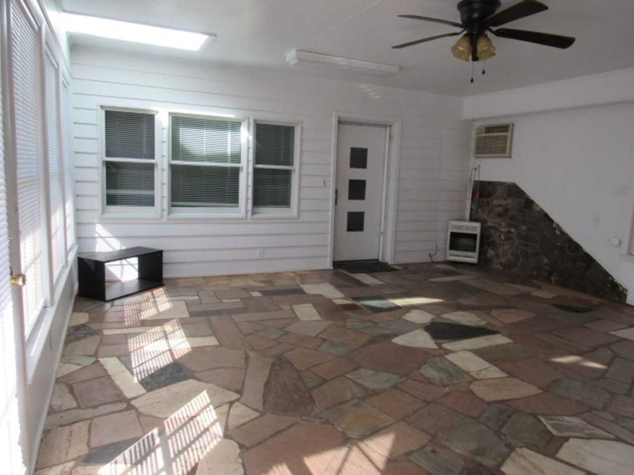 35 Fishermans Ln Apt B - Photo 2 of 17