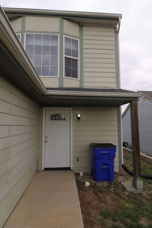 2116 Thompson Dr - Photo 2 of 31