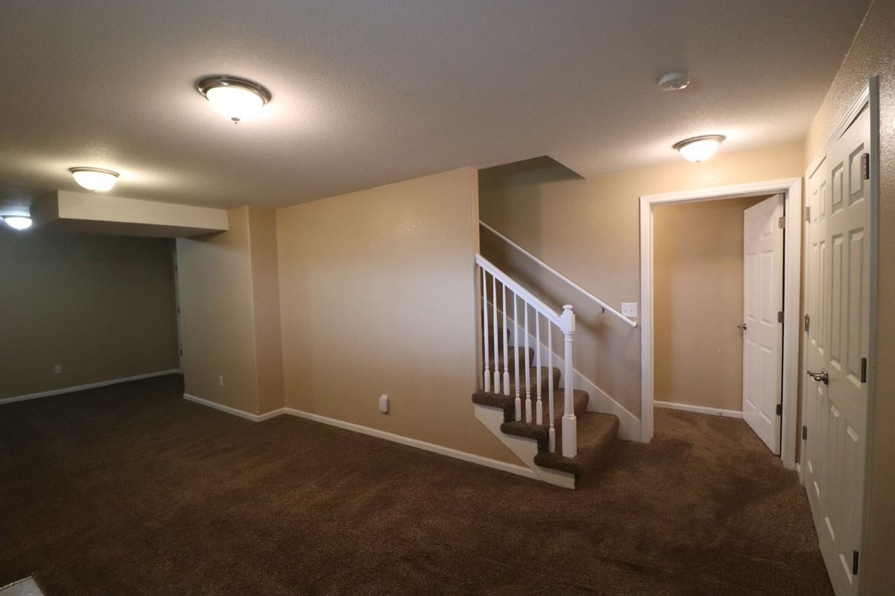 2116 Thompson Dr - Photo 3 of 31