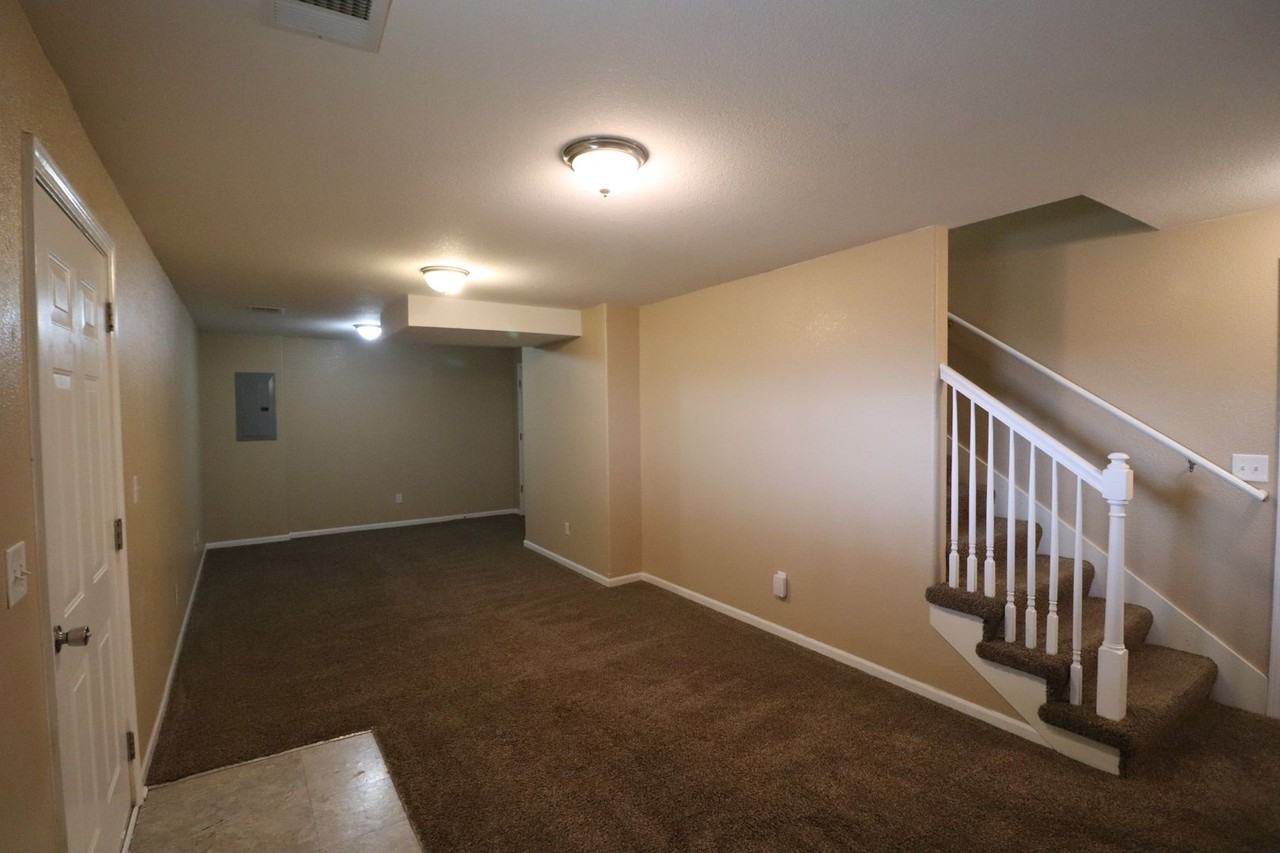 2116 Thompson Dr - Photo 4 of 31