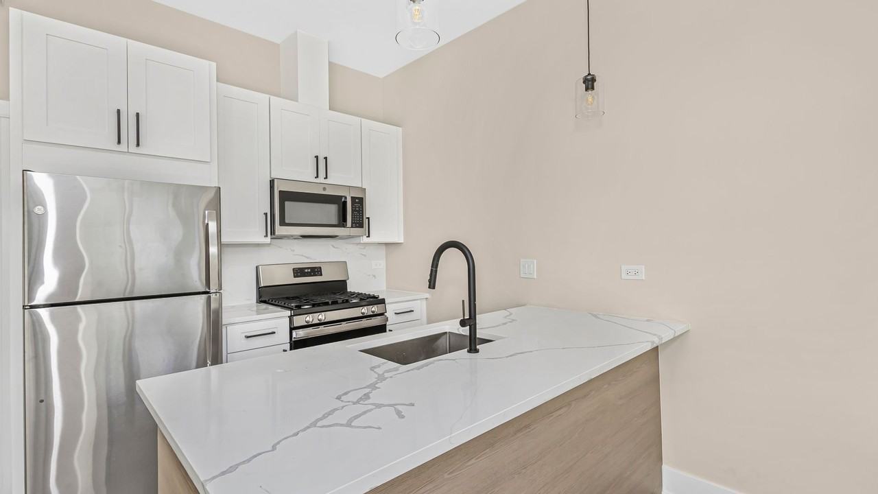 1218 W Lexington St - Photo 5 of 14
