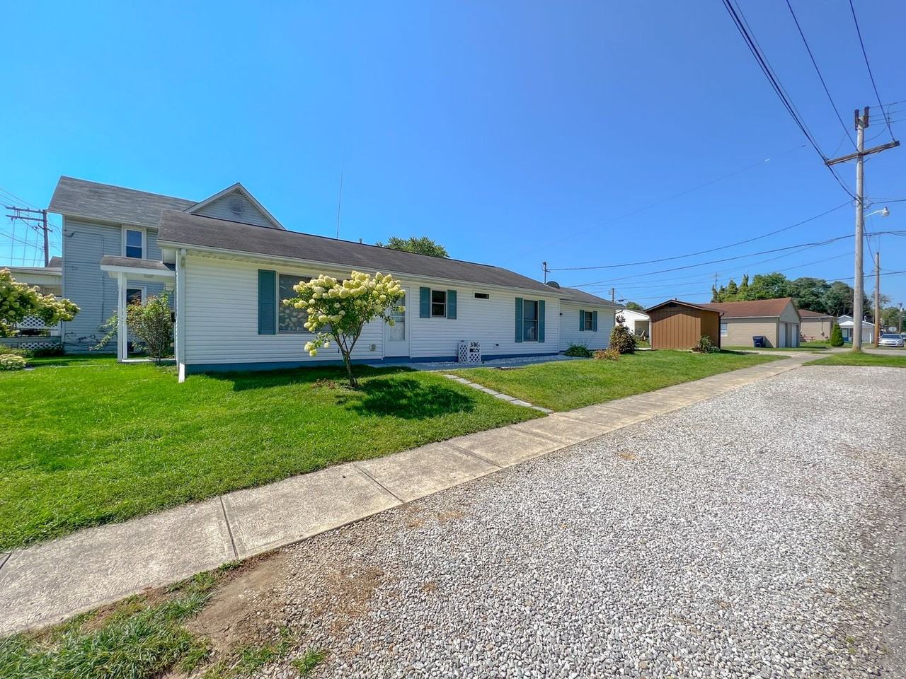 681 Maple Ave - Photo 5 of 46