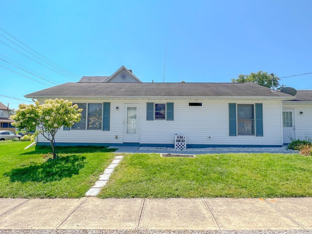 681 Maple Ave - Photo 6 of 46