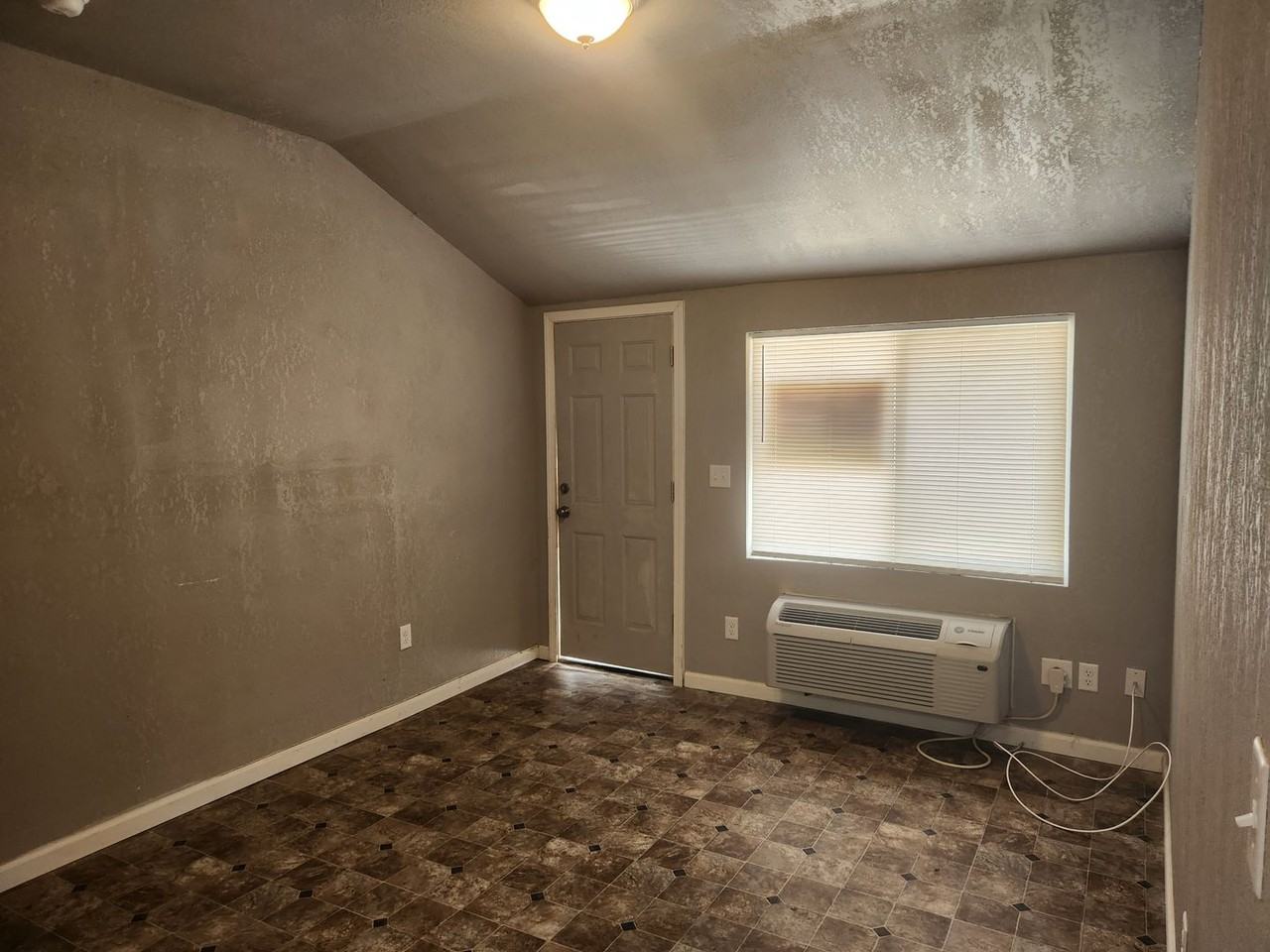 1102 S Wisconsin Ave - Photo 3 of 11