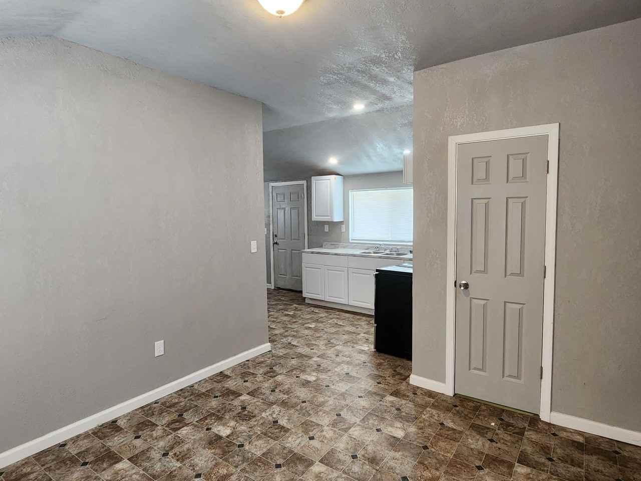1102 S Wisconsin Ave - Photo 4 of 11