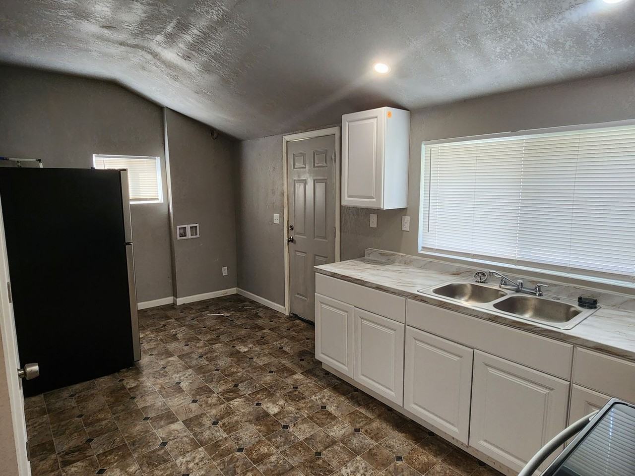 1102 S Wisconsin Ave - Photo 6 of 11
