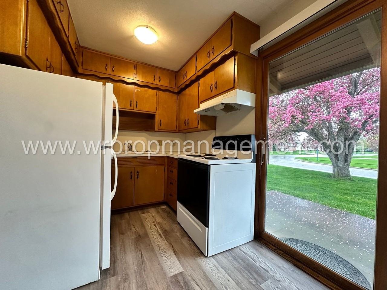 400 Stamm St - Photo 3 of 10