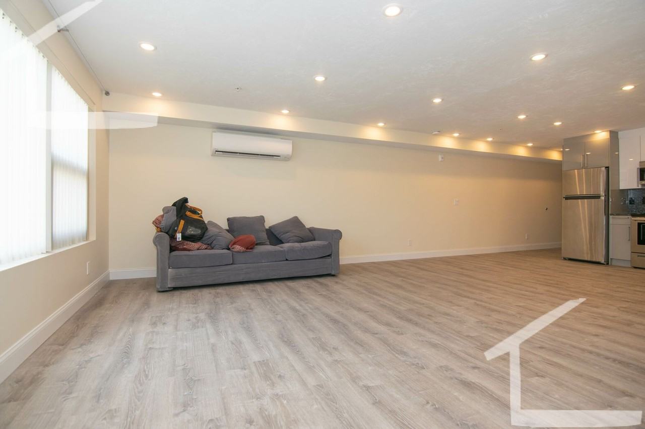 1020 Commonwealth Ave - Photo 3 of 10