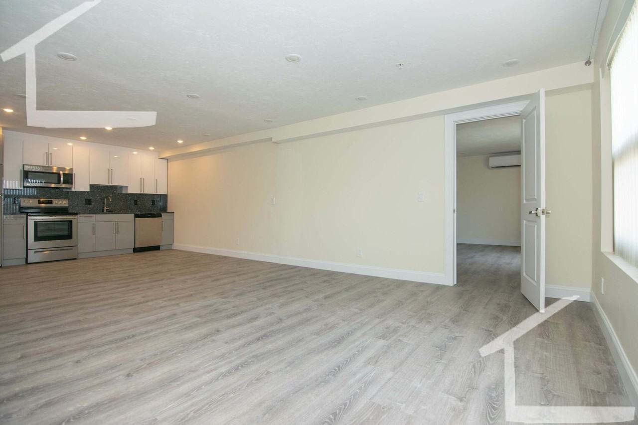 1020 Commonwealth Ave - Photo 4 of 10
