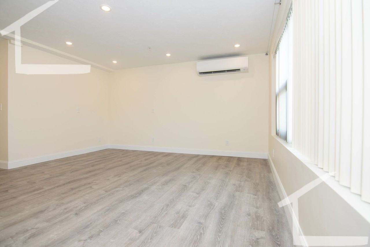1020 Commonwealth Ave - Photo 7 of 10