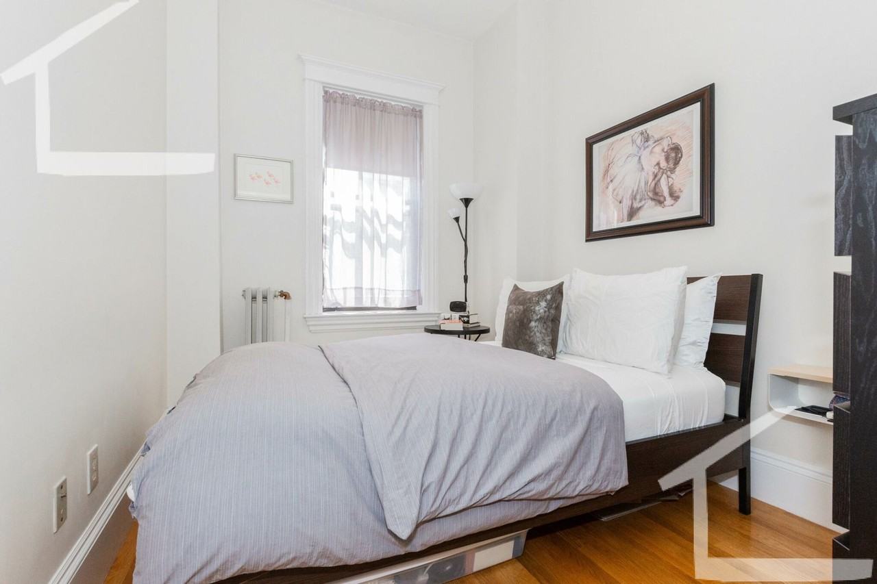 870 Beacon Street - Photo 5 of 9