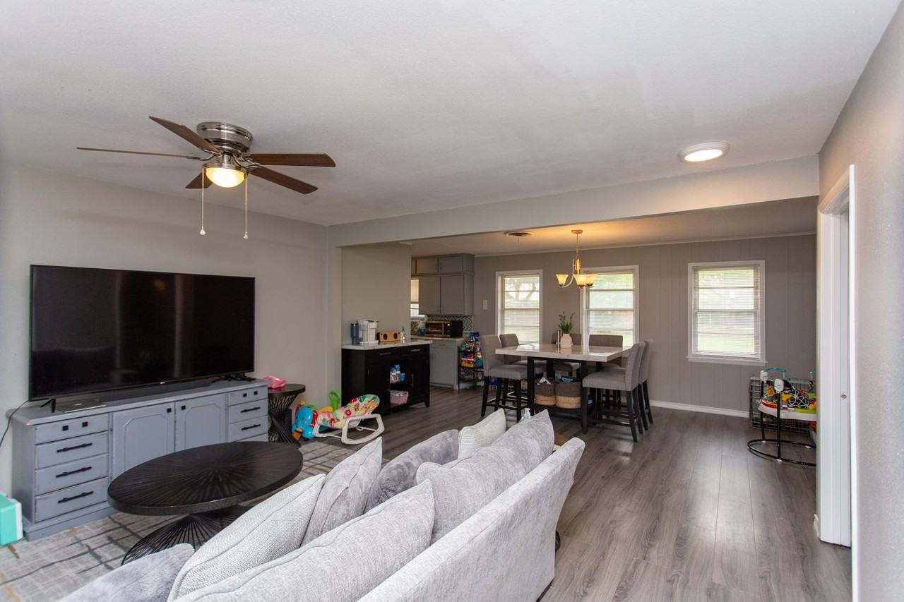 2811 Barrywood Dr - Photo 2 of 22