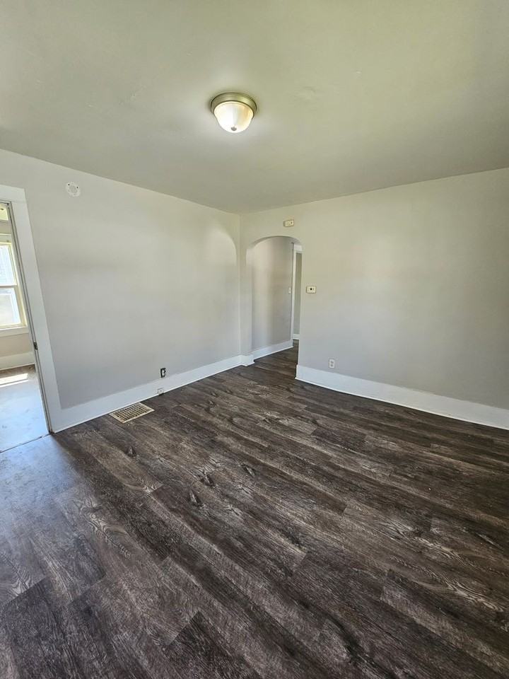 1161 22nd St - Photo 4 of 10