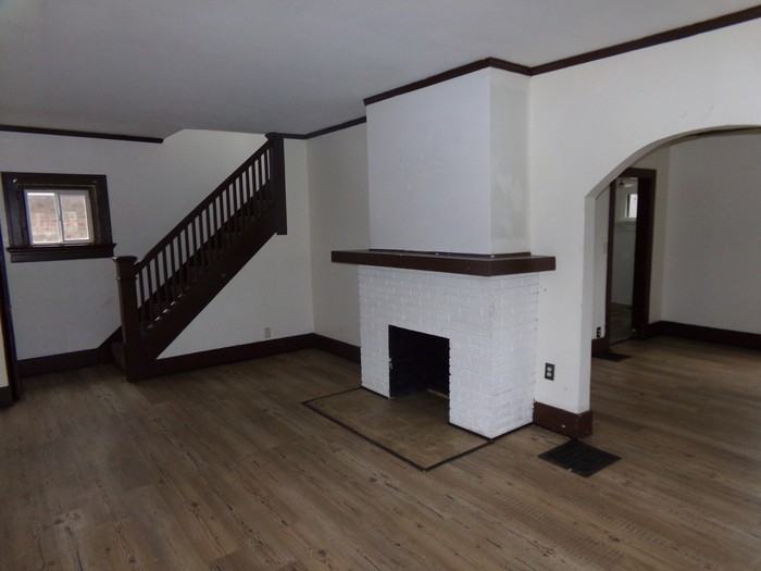 1904 Oakridge Dr - Photo 2 of 14