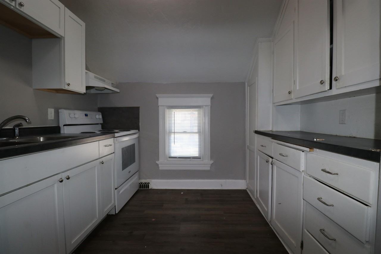 1702 S 10th St Uppr - Photo 2 of 11