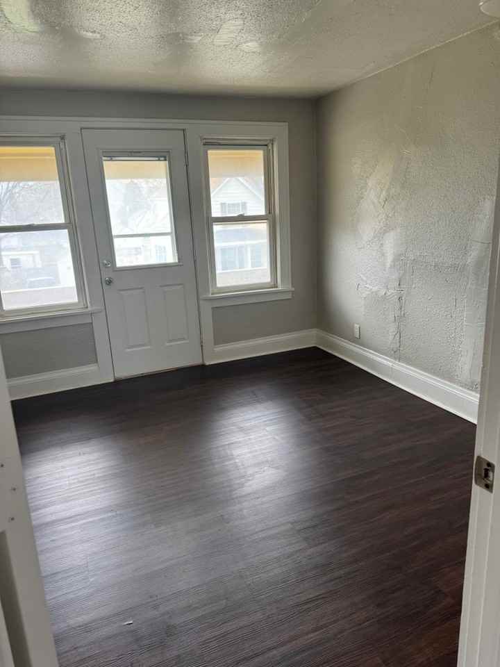 914 42nd St - Photo 2 of 9