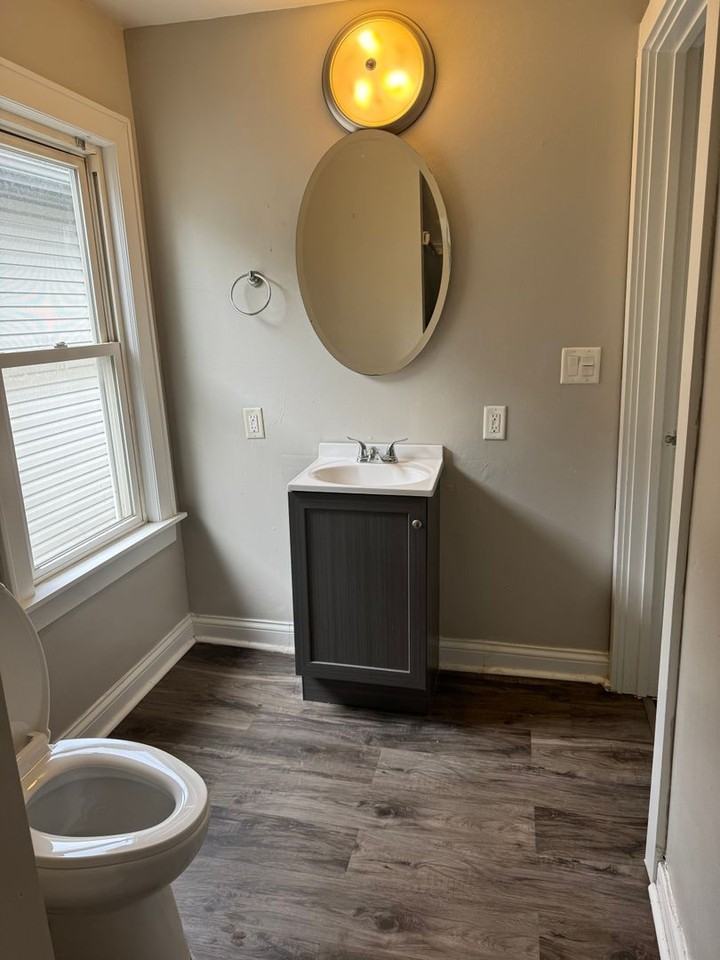 914 42nd St - Photo 3 of 9