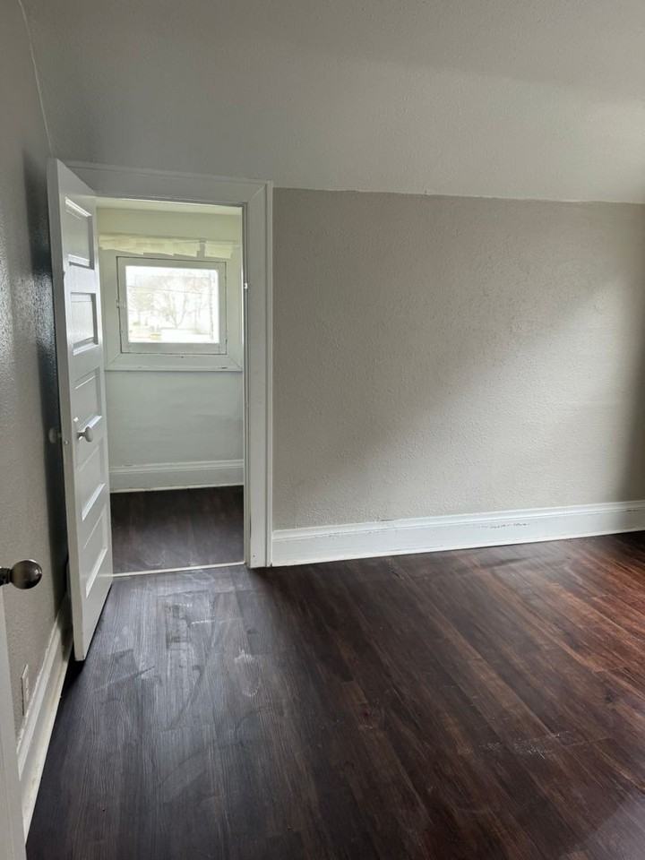 914 42nd St - Photo 5 of 9
