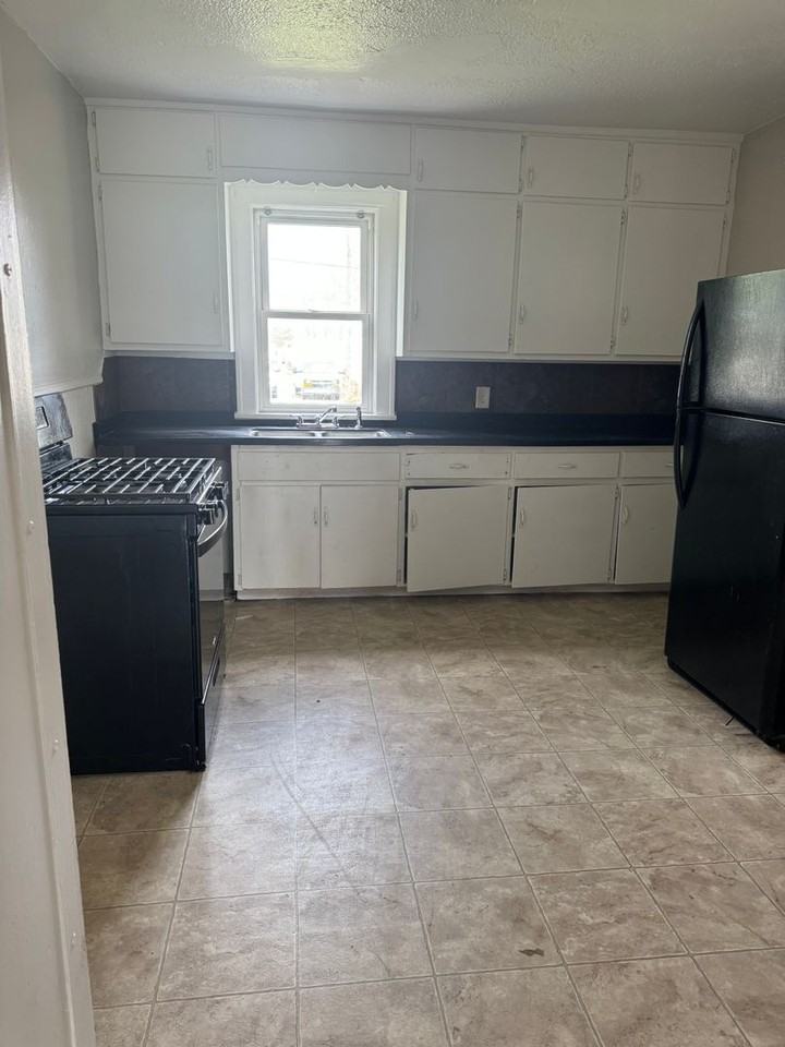 914 42nd St - Photo 6 of 9