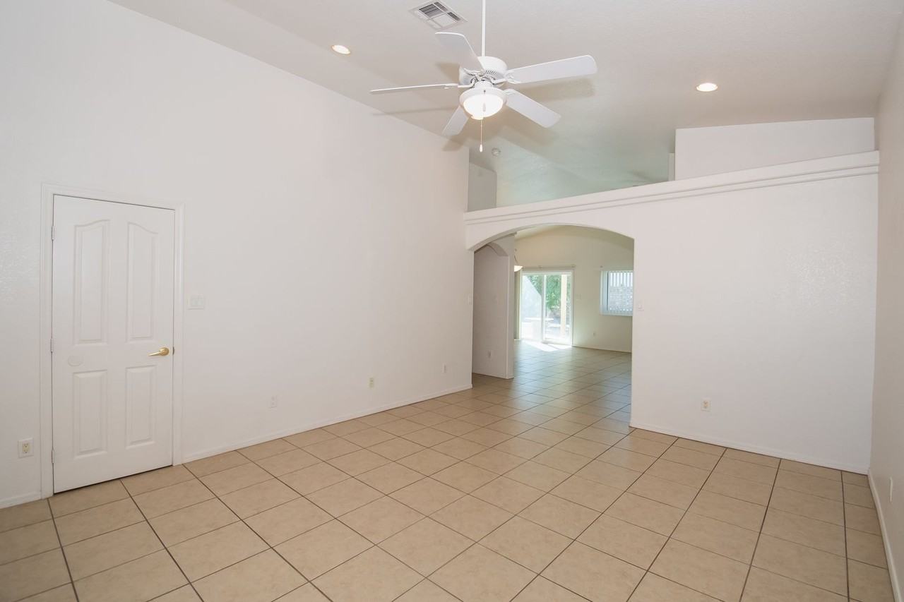 14837 E 53rd Dr - Photo 5 of 34
