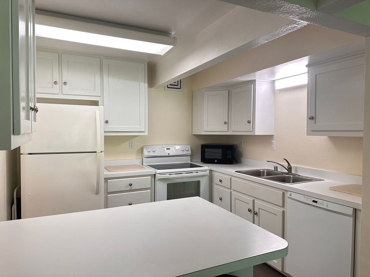 541 Kukuau St - Photo 4 of 12