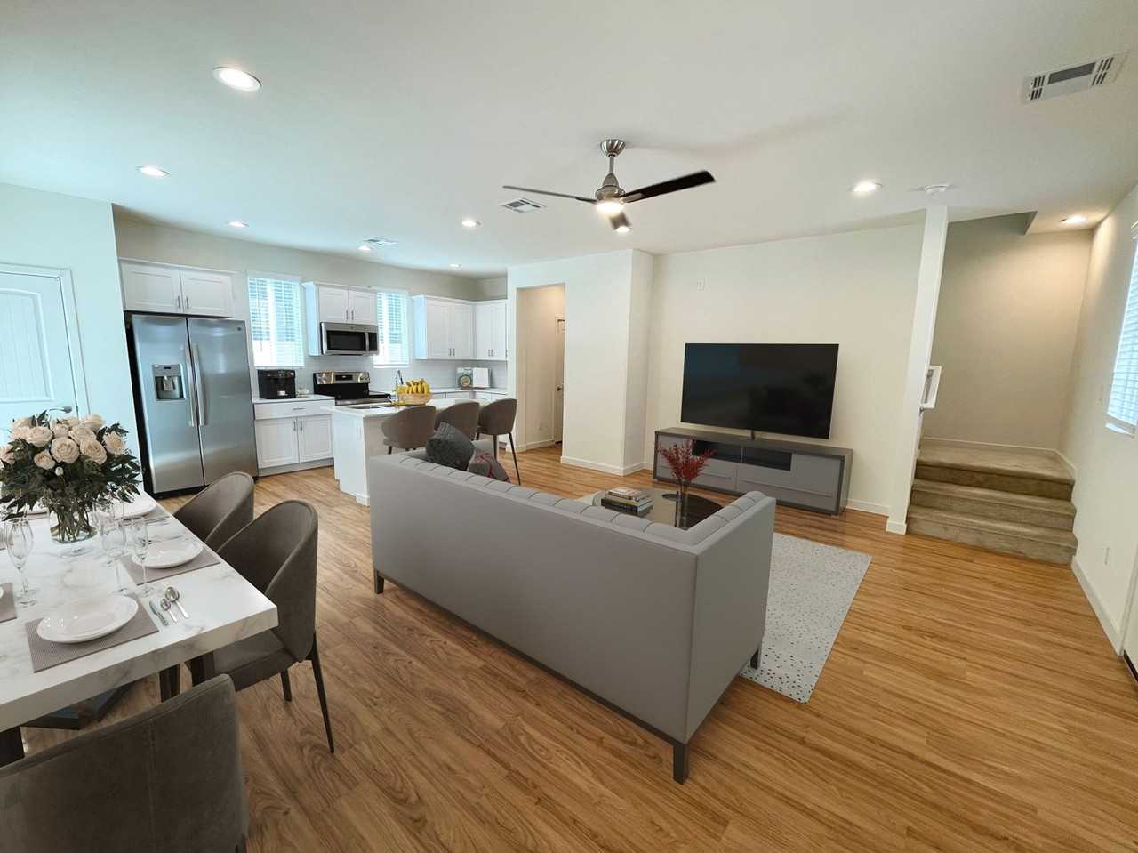 814 E Roma Ave - Photo 3 of 15