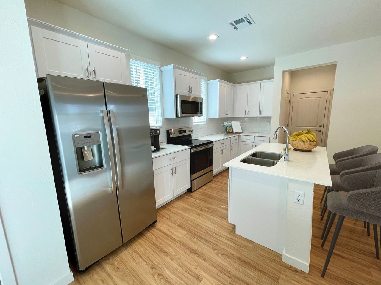 814 E Roma Ave - Photo 4 of 15