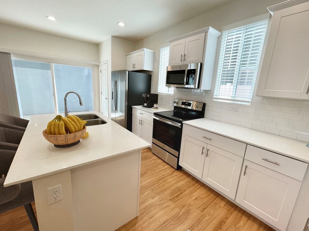 814 E Roma Ave - Photo 5 of 15