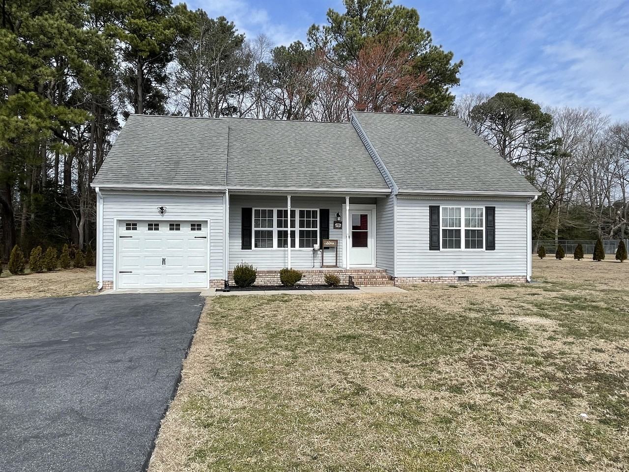 1331 Middle Neck Dr - Photo 3 of 33