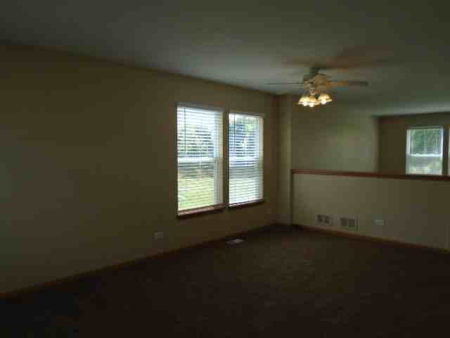 609 Sara Ln - Photo 3 of 12