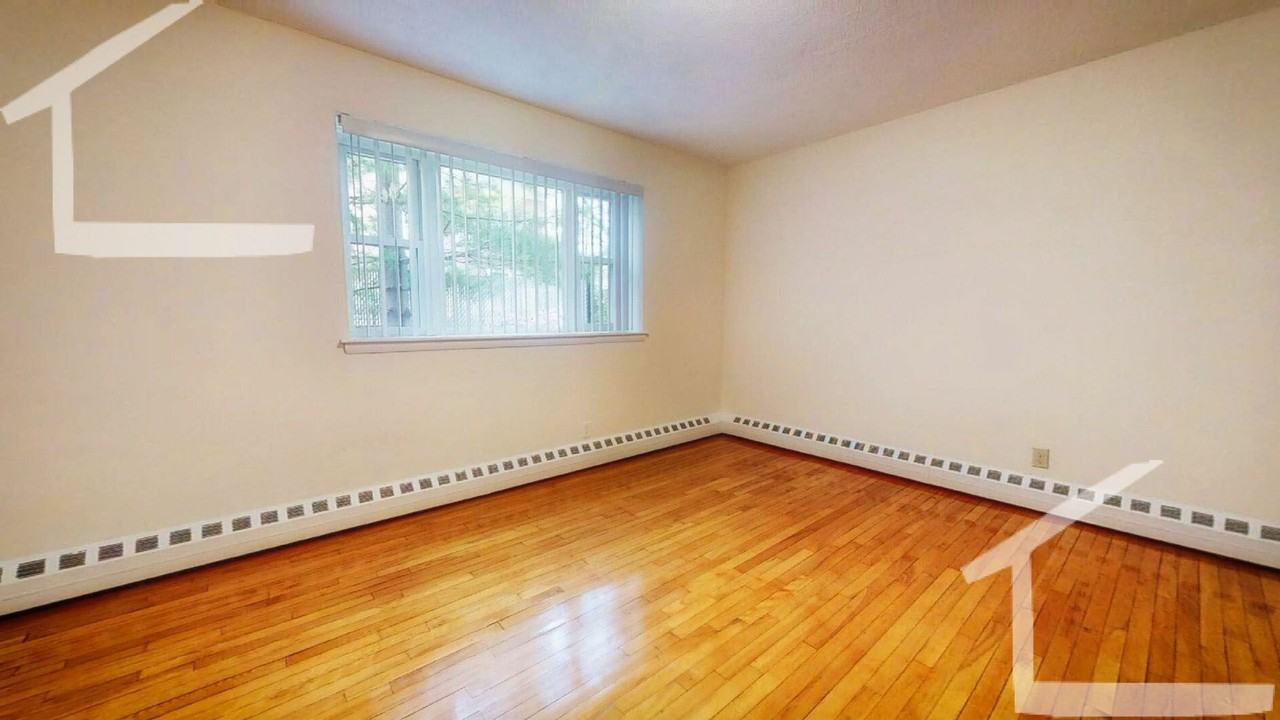 223 Babcock St - Photo 3 of 6