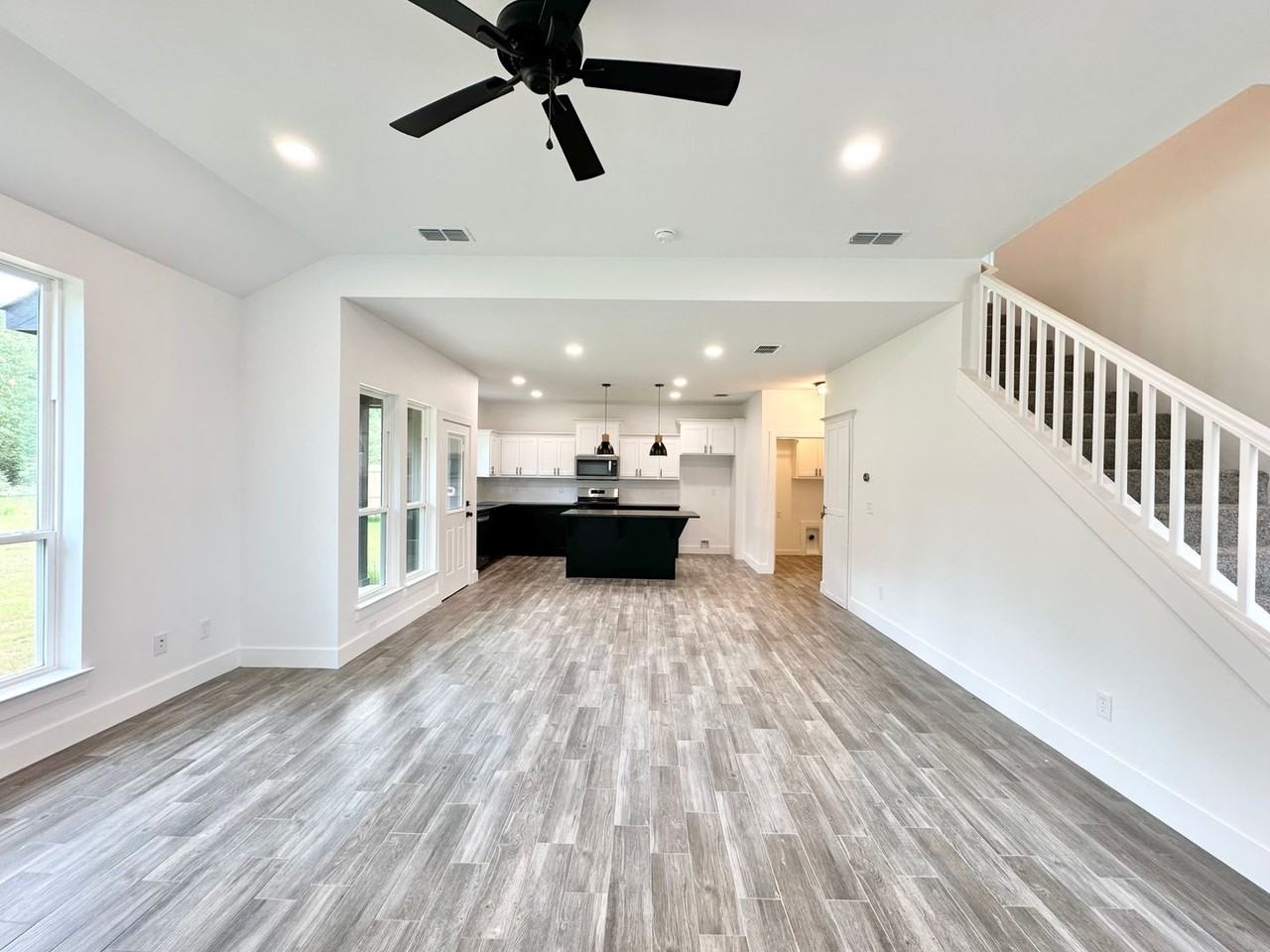 16026 Crossing Cir - Photo 7 of 31