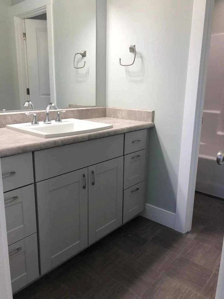 645 Se Reed Market Rd #B - Photo 6 of 9