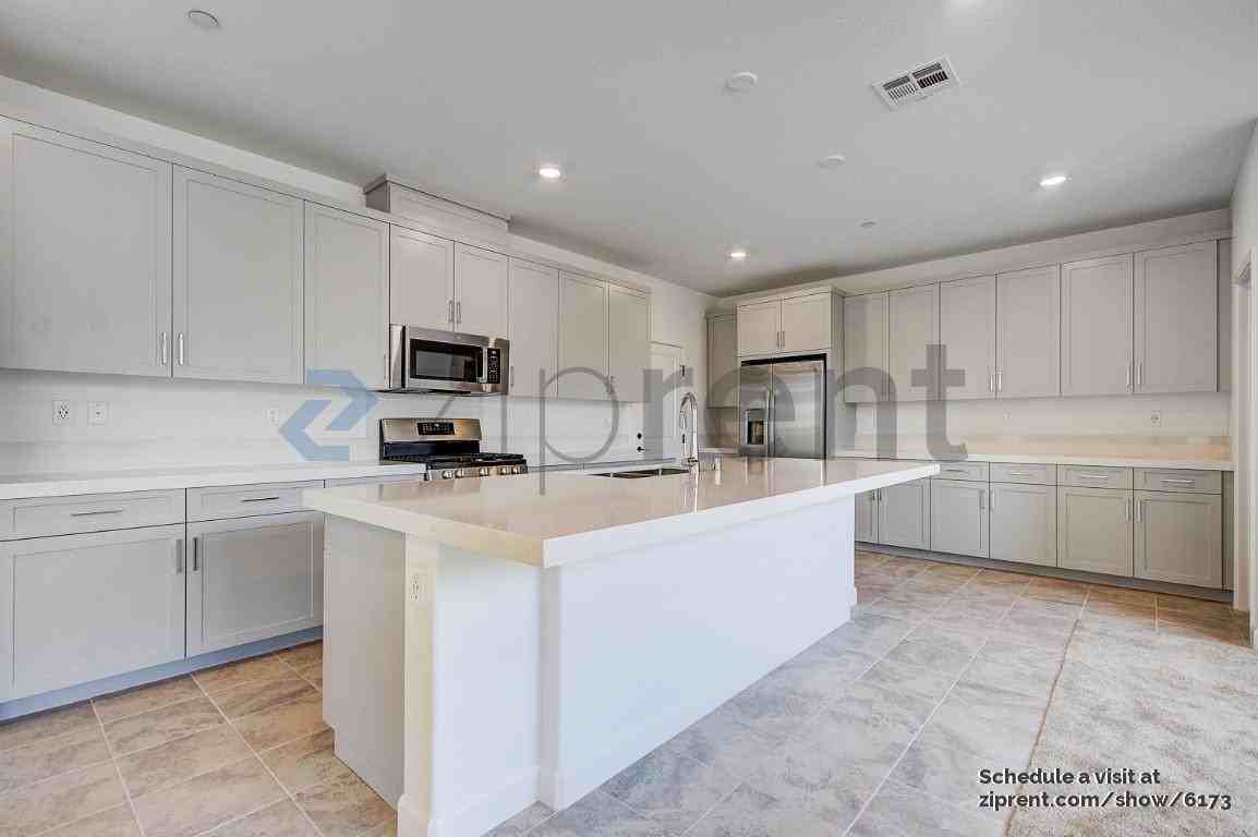 1142 Barry Pl - Photo 3 of 27